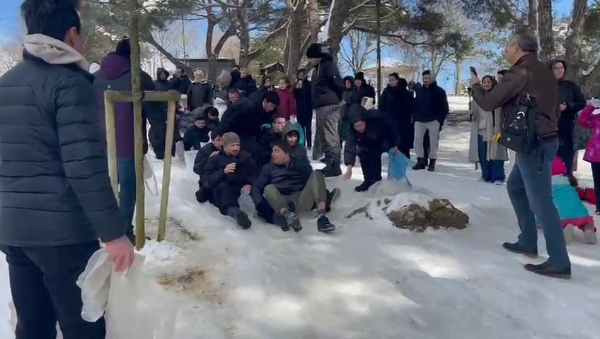 İstanbul Çamlıca Tepesi'nde kar keyfi