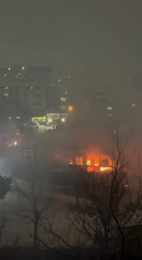İstanbul Esenyurt’ta park içerisinde bulunan kafeterya alev alev yandı