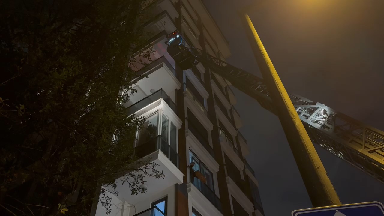 İstanbul Kadıköy'de komşularının haber alamadığı yaşlı adamı itfaiye kurtardı