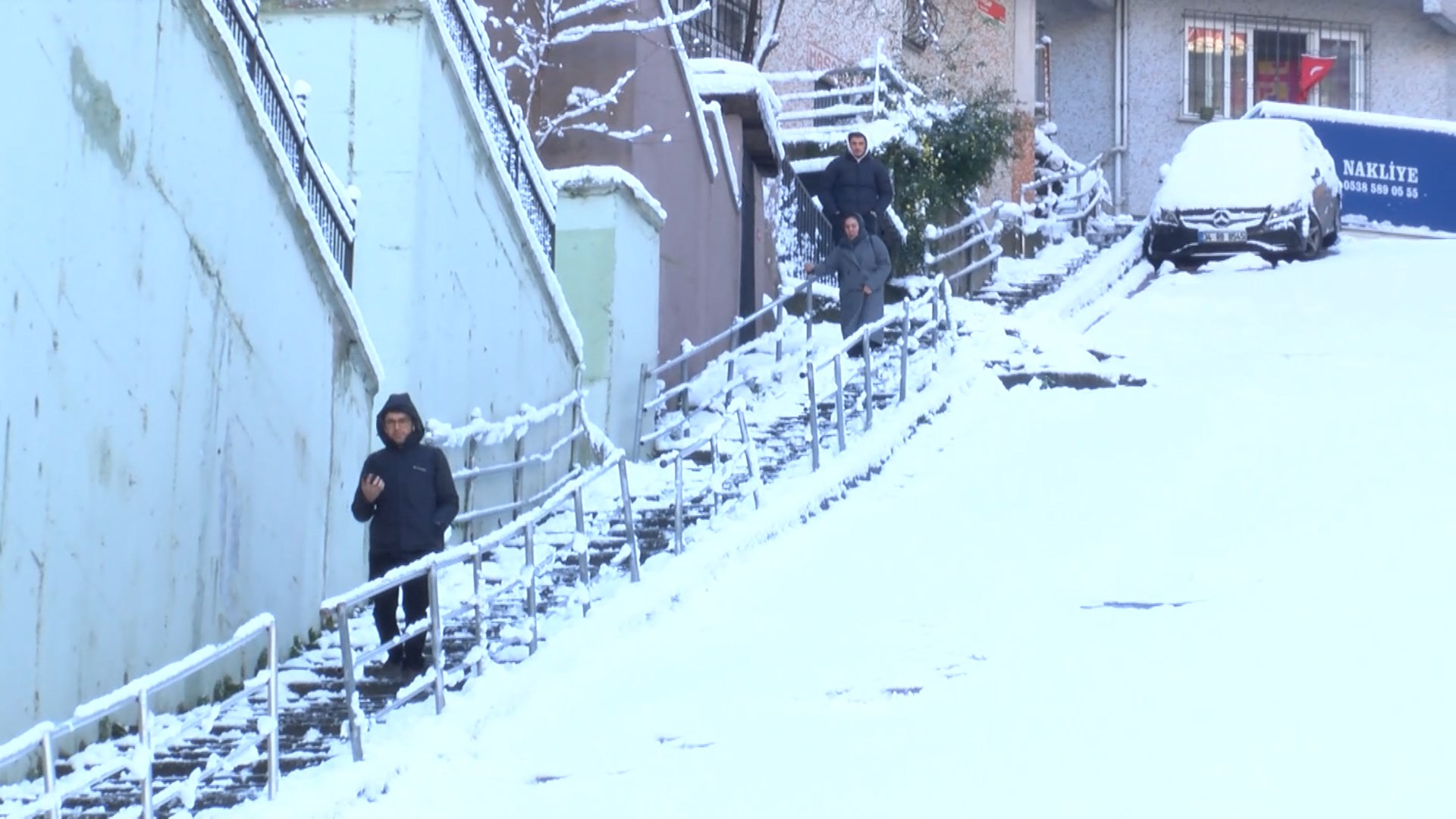 İstanbul Kağıthane'de araçlar yokuşta kaldı; mahalleli güçlükle yürüdü