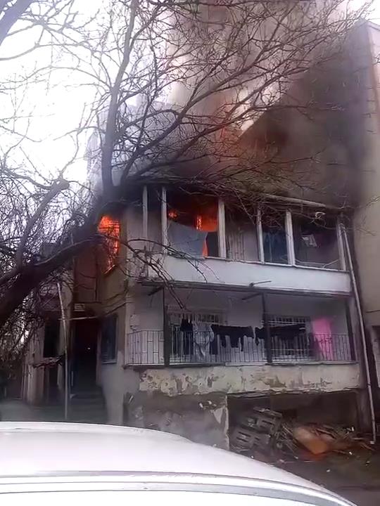 İstanbul Küçükçekmece'de 2 katlı binada yangın: Mahsur kalanlar var 2 / Ek görüntüyle