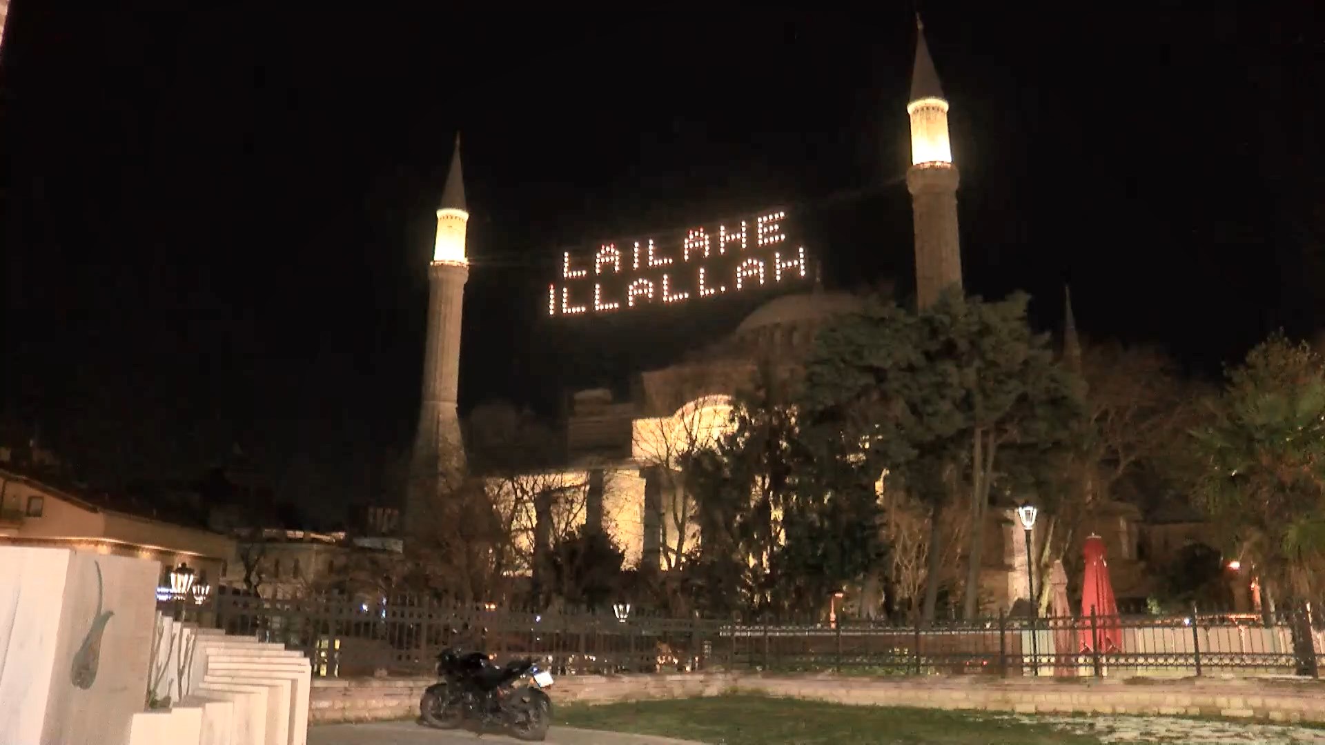 İstanbul Ramazan ayının simgesi mahyalar camilere asıldı