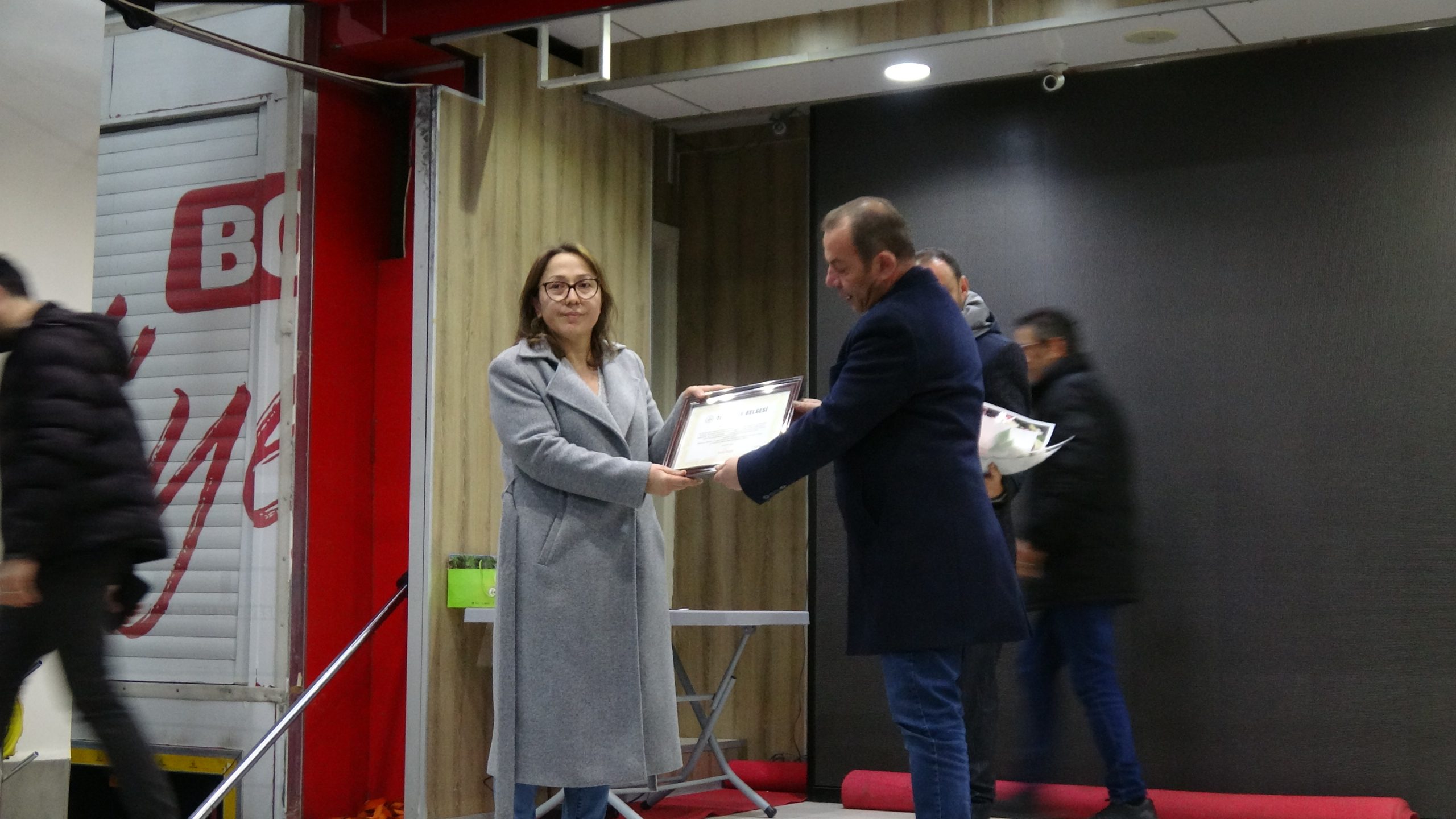 Tanju Özcan'dan, otel yangını soruşturmasında tutuklanan belediye personeli ile itfaiyecilere hizmet şeref belgesi