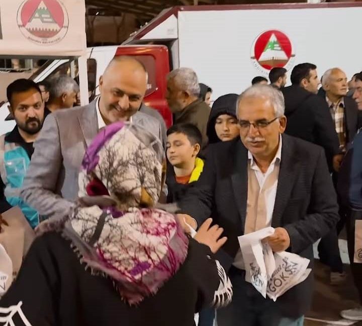 Andırın Belediyesi, Kadir Gecesi dolayısıyla ilçenin birçok noktasında vatandaşlara kandil