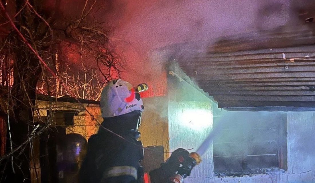 Kahramanmaraş’ta metruk binada çıkan yangın paniğe neden oldu. 
