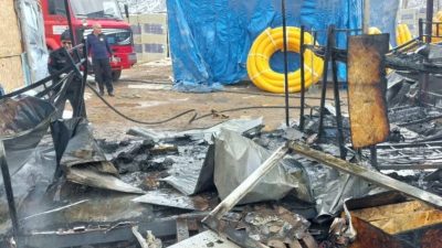 Kahramanmaraş’ın Göksun ilçesinde yer alan TOKİ şantiyesinde çıkan yangın maddi