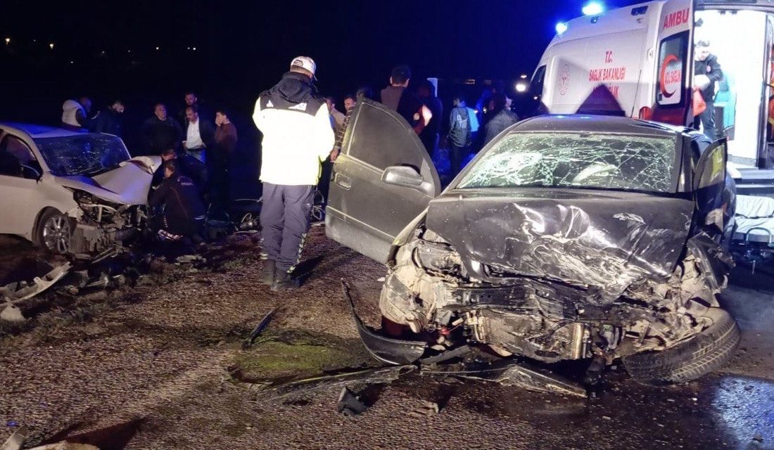 Kahramanmaraş'ın Elbistan ilçesinde, bilinmeyen bir nedenle iki otomobilin kafa kafaya