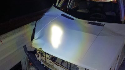 Kahramanmaraş’ta otomobilin bariyerlere çarpması sonucu 2 kişi yaralandı. 
