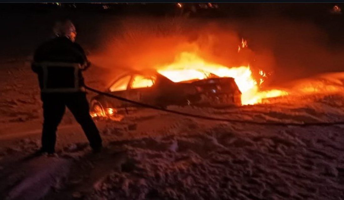 Kahramanmaraş’ın Afşin ilçesinde seyir halinde iken yanan otomobil demir yığınına