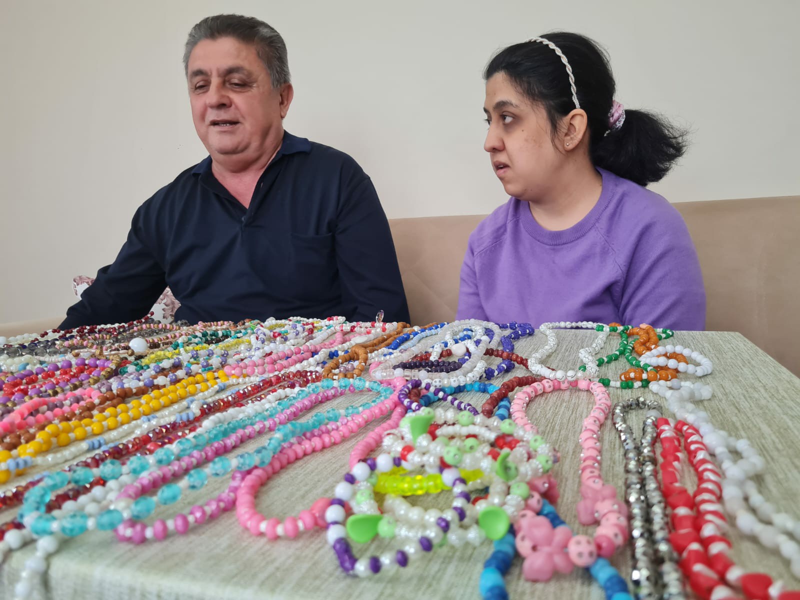 TUĞBA CANSEVER BONCUKTAN TAKI YAPARAK HEM BECERİLERİNİ GELİŞTİRİYOR 482211431 9239665719402209 7572450101229277988 n