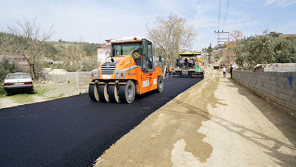Büyükşehir Belediyesi, Türkoğlu ilçesinde altyapı çalışmalarının tamamlandığı bölgelerde asfalta başladı.