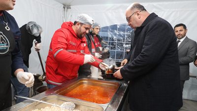 Dulkadiroğlu Belediye Başkanı Mehmet Akpınar, Mehmet Zülkadiroğlu Caddesi’nde kurulan iftar