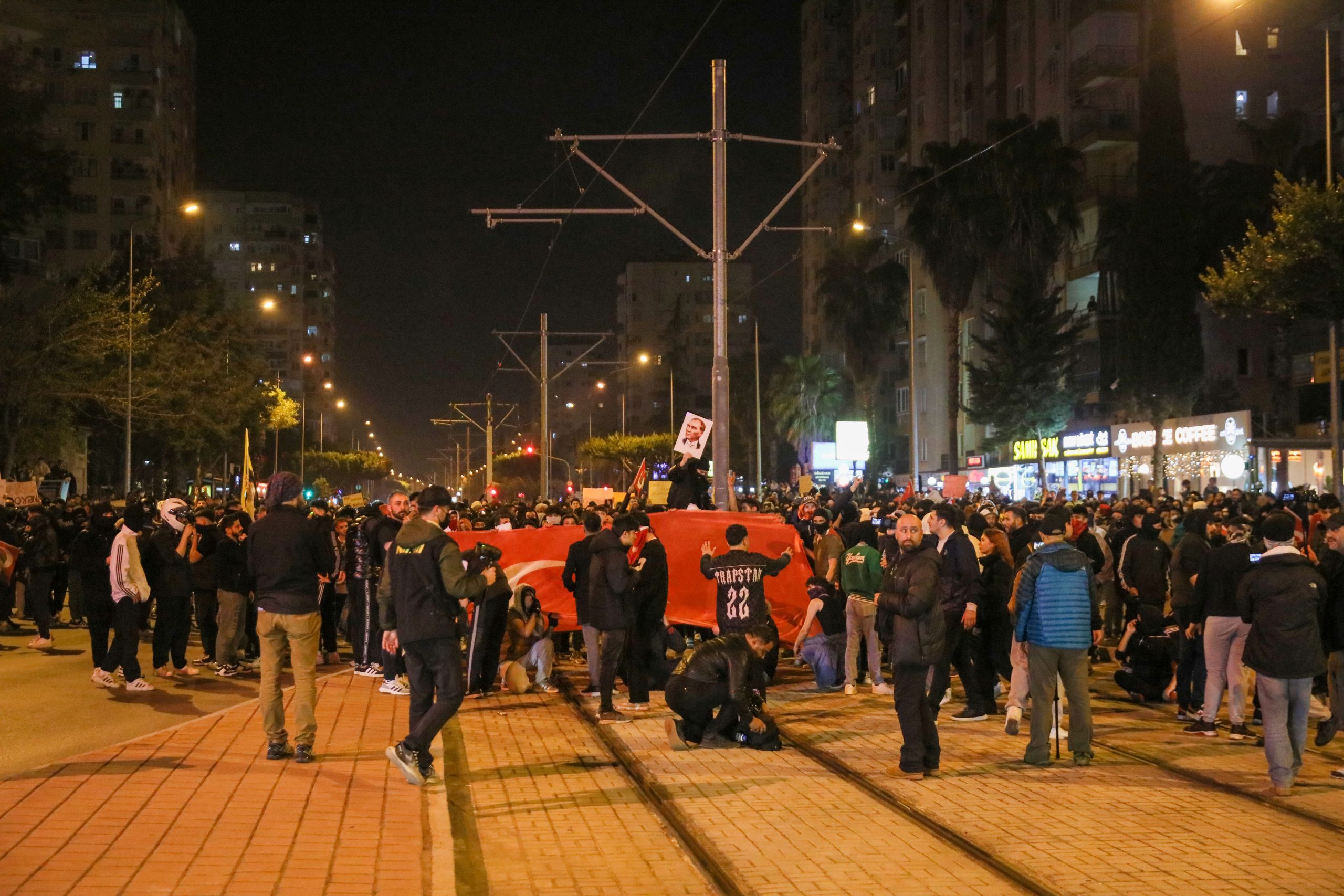 Antalya'da bir gösterici, polisten aldığı megafonla 'sükunet' uyarısı yaptı
