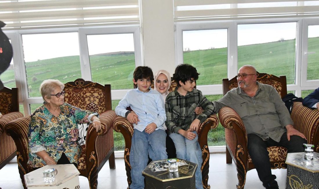 ÇOCUKLARI İLE HUZUREVİNİ ZİYARET ETTİ Aile ve Sosyal Hizmetler Bakanı