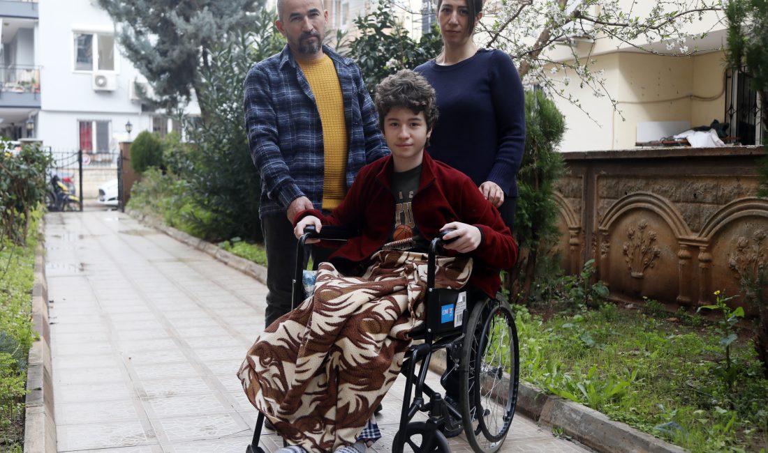 Alparslan ÇINAR/ANTALYA, – ANTALYA’da 3’üncü kattaki evlerinin balkonundan düşüp ağır