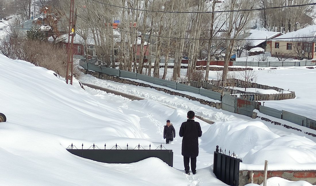 KARLIOVA’DA KARLA MÜCADELE ÇALIŞMALARI Karlıova ilçesinde gece saatlerinden bu yana