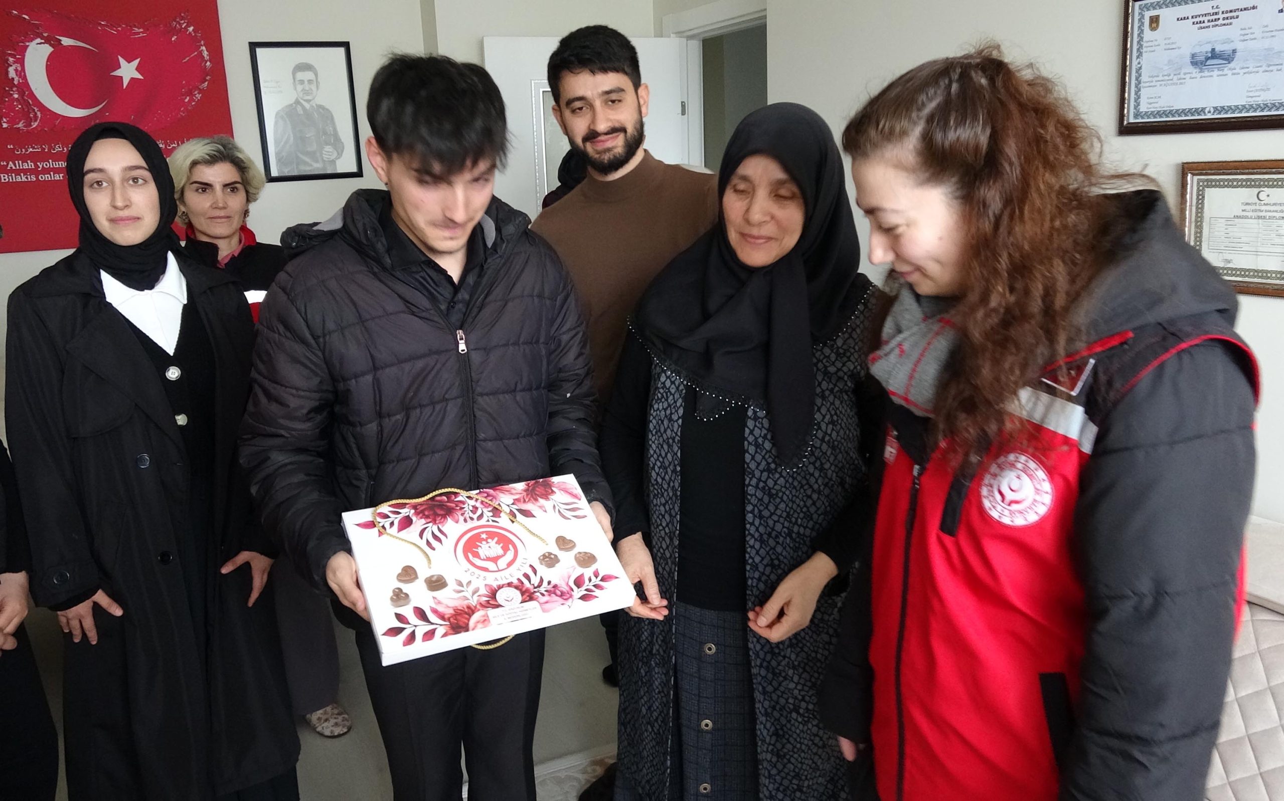 Devlet himayesindeki çocuklardan şehit ailelerine bayram ziyareti