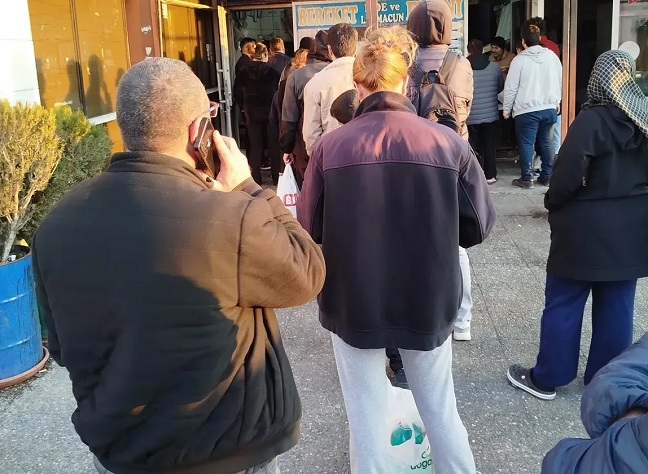 Kahramanmaraş’ta Ramazan ayının ilk gününde şehrin dört bir tarafından kuyruk