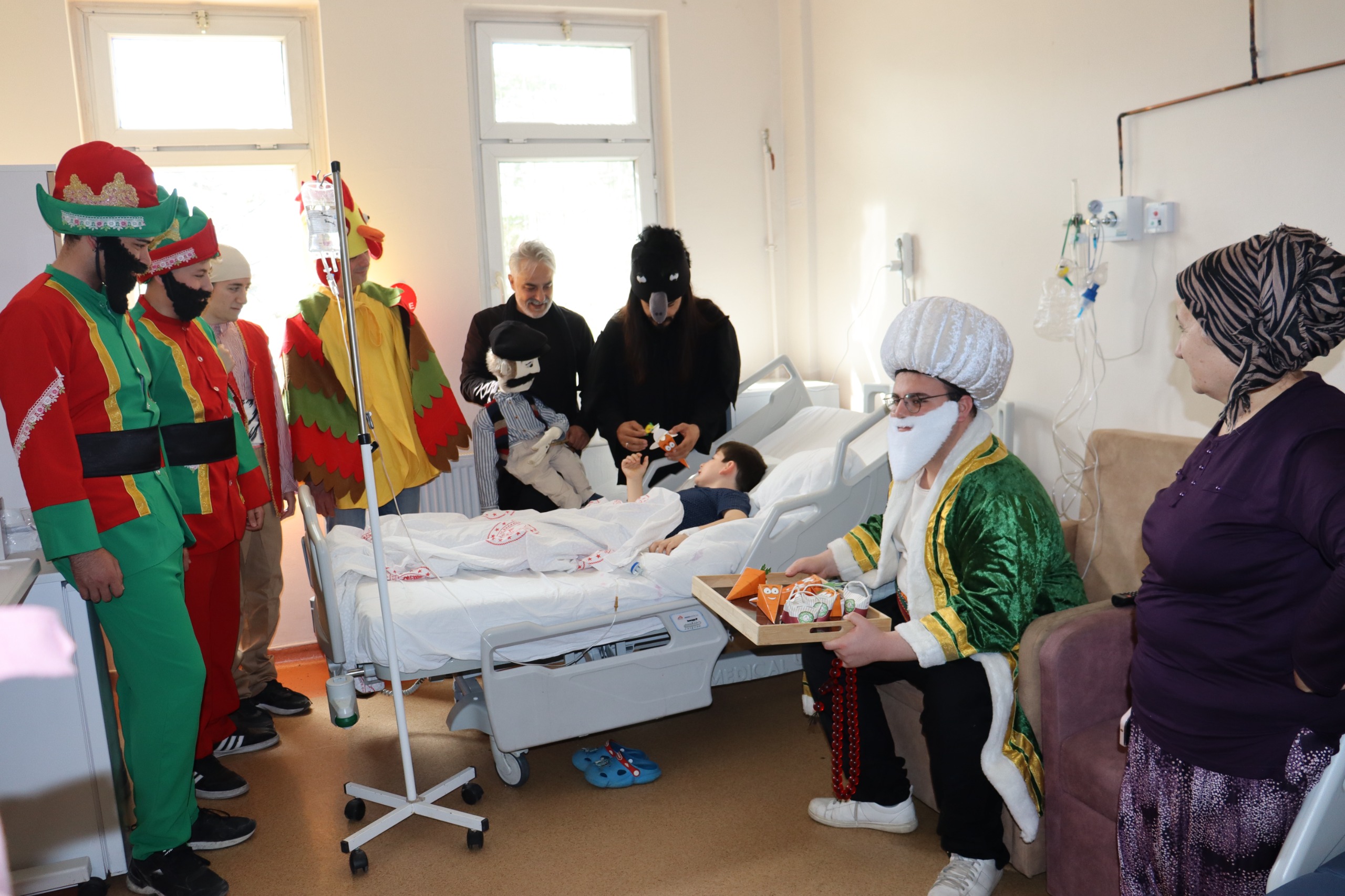 Hastanede yatan çocuklara Hacivat, Karagöz ve Nasreddin Hocalı bayram sürprizi Hastanede yatan çocuklara Hacivat, Karagöz ve Nasreddin Hocalı bayram sürprizi