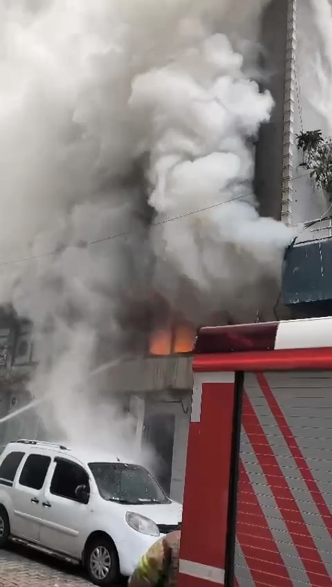 İstanbul Bahçelievler'de depoda çıkan yangın söndürüldü: Üst kattaki hastayı komşuları kurtardı