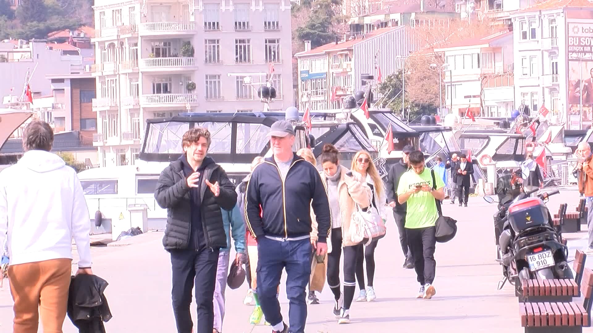 İstanbul Bayramda güneşli havayı fırsat bilenler Caddebostan ve Bebek Sahili'ne akın etti