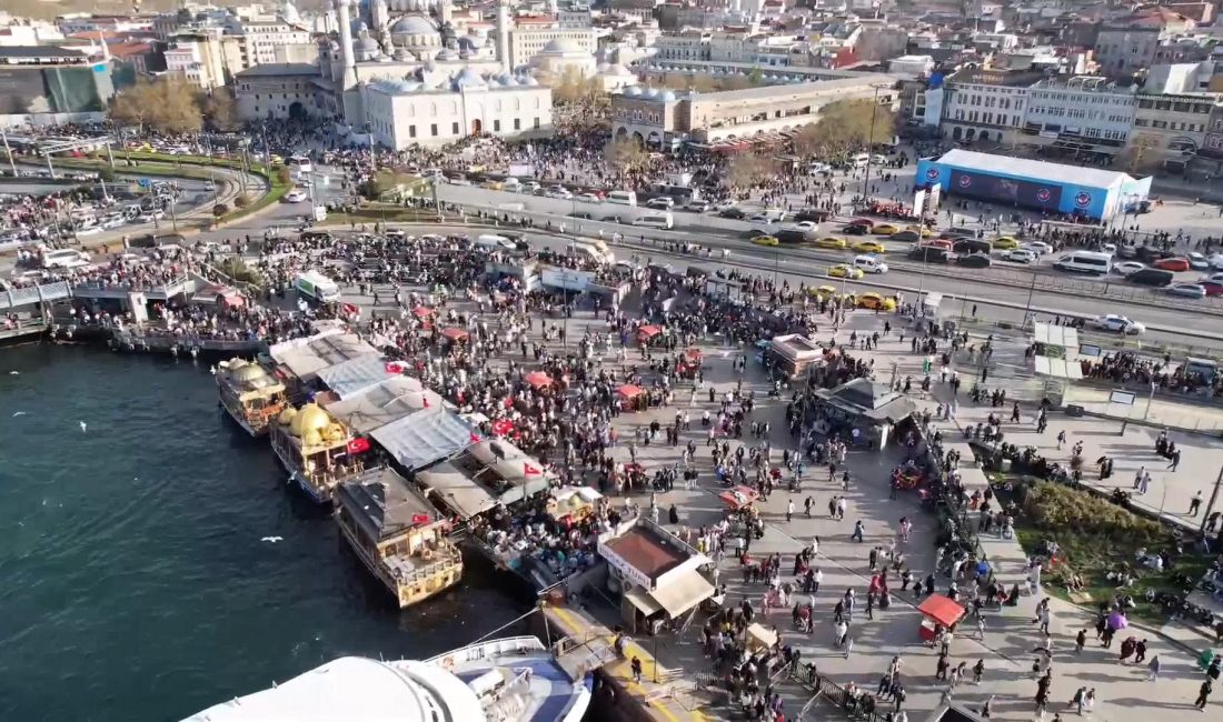 Özcan KILIÇ/İSTANBUL Bayramı İstanbul’da geçirenler Eminönü’ne akın etti. Ramazan Bayramı’nın