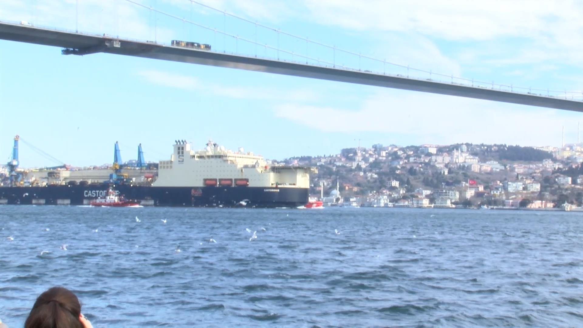 İstanbul Boru döşeme gemisi ‘Castorone' İstanbul Boğazı'ndan geçti