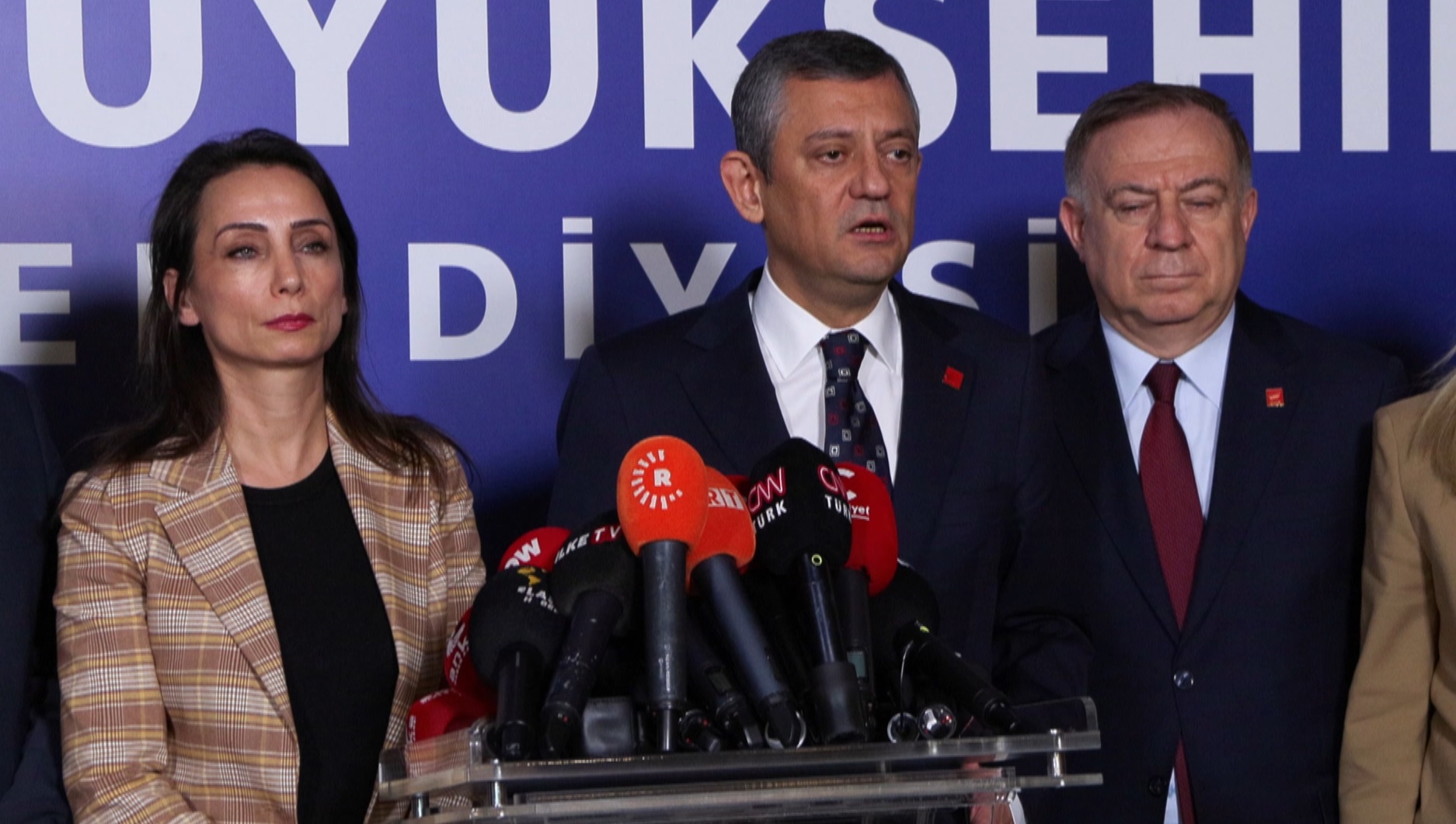 İstanbul DEM Parti Heyeti, Saraçhane'deki İBB binasında Özgür Özel ile bir araya geldi