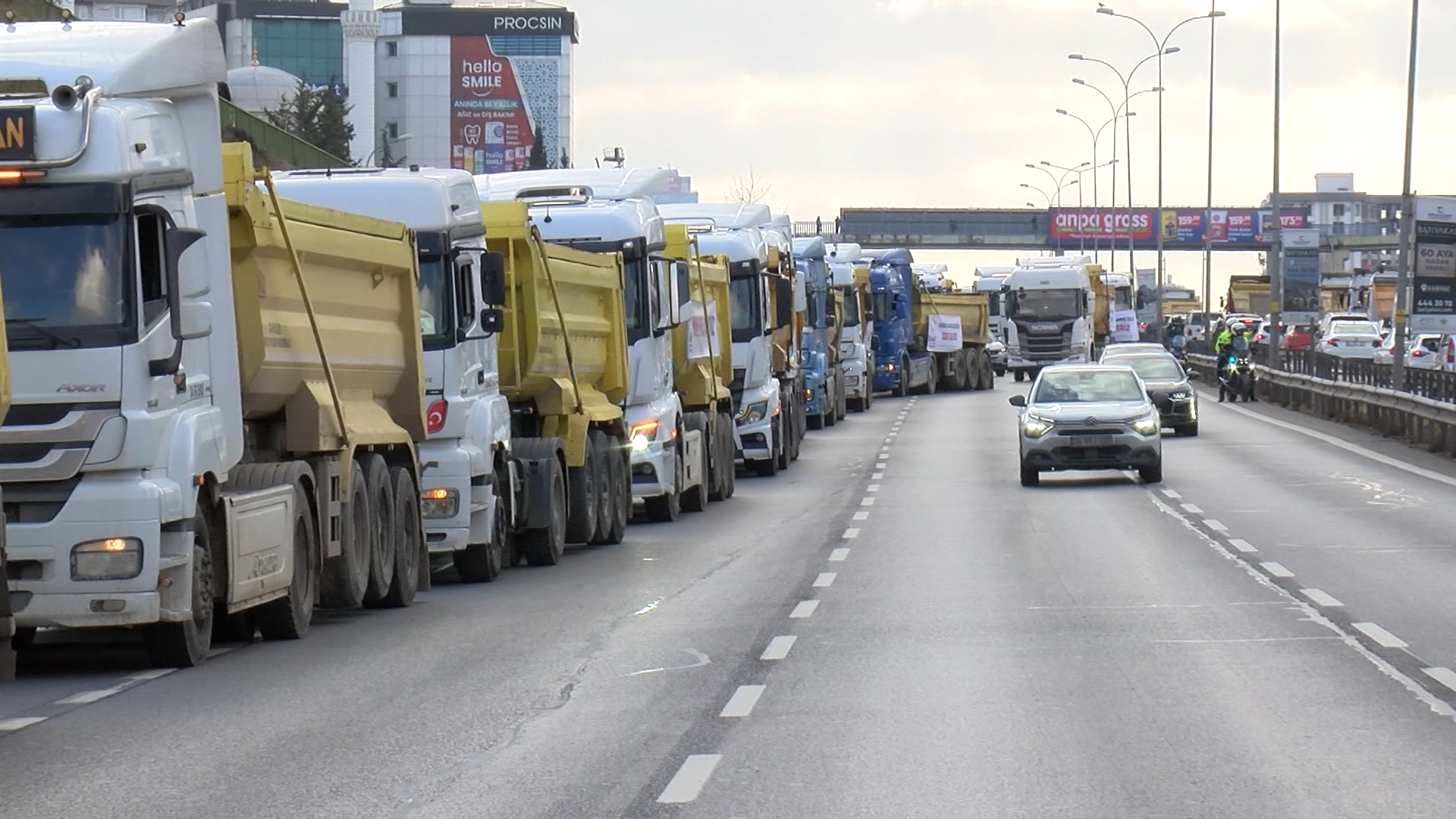 İstanbul Döküm sahası değiştirilen hafriyat kamyon şoförleri D 100'de eylem yaptı