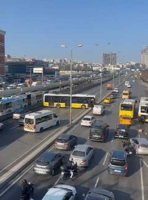 İSTANBUL, -Esenyurt’ta İETT otobüsü kaza yaptı. Yol trafiğe kapandı. Olay