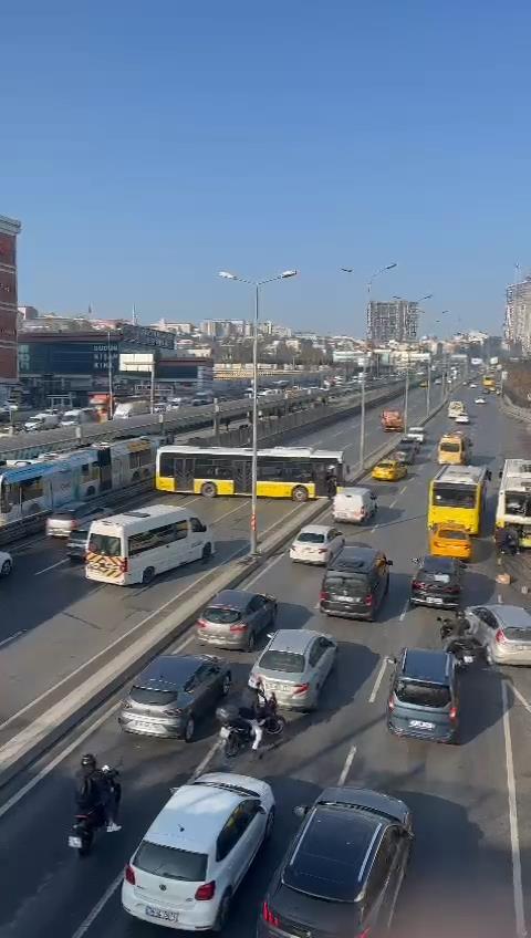İstanbul Esenyurt'ta İETT otobüsü kaza yaptı, yol trafiğe kapandı / Ek görüntüyle
