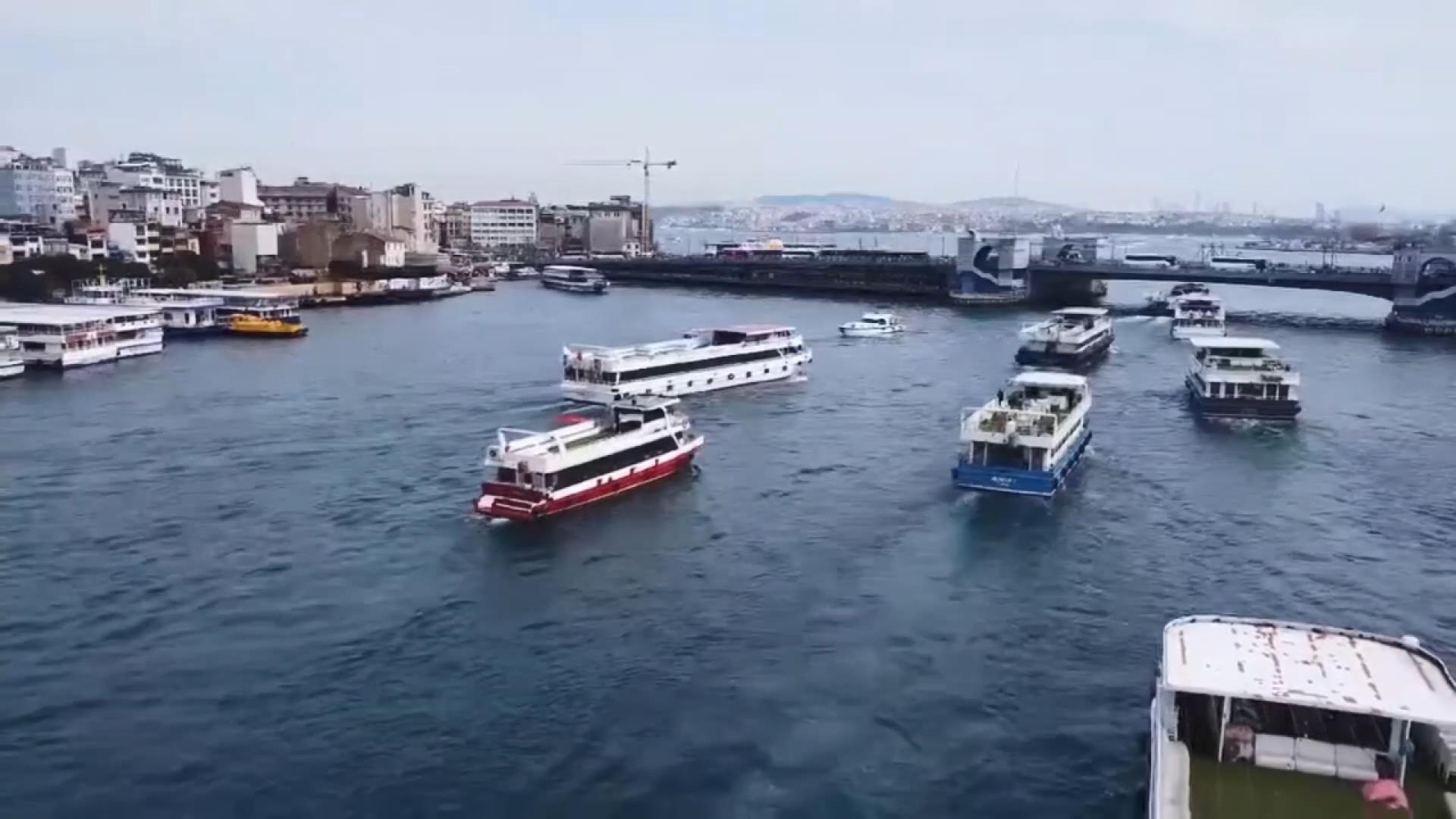 İstanbul Haliç'te tekne sahiplerinden plaka protestosu