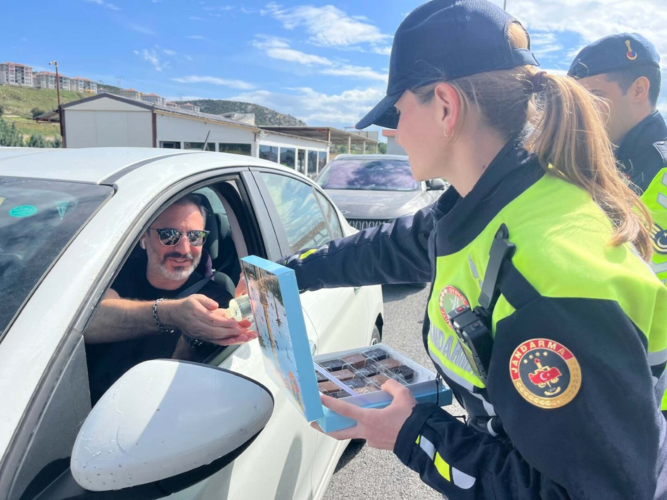 İzmir'de denetimlerde sürücülere kolonya ve çikolata ikramı