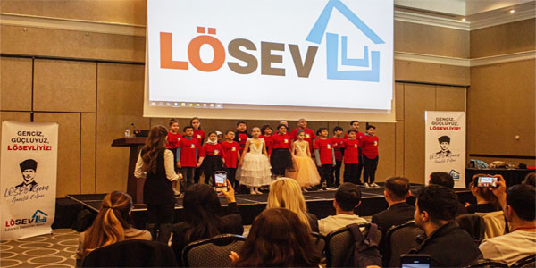 LÖSEV tarafından düzenlenen Gençlik ve Çocuk Kolları Kucaklaşması Programı, kanserle