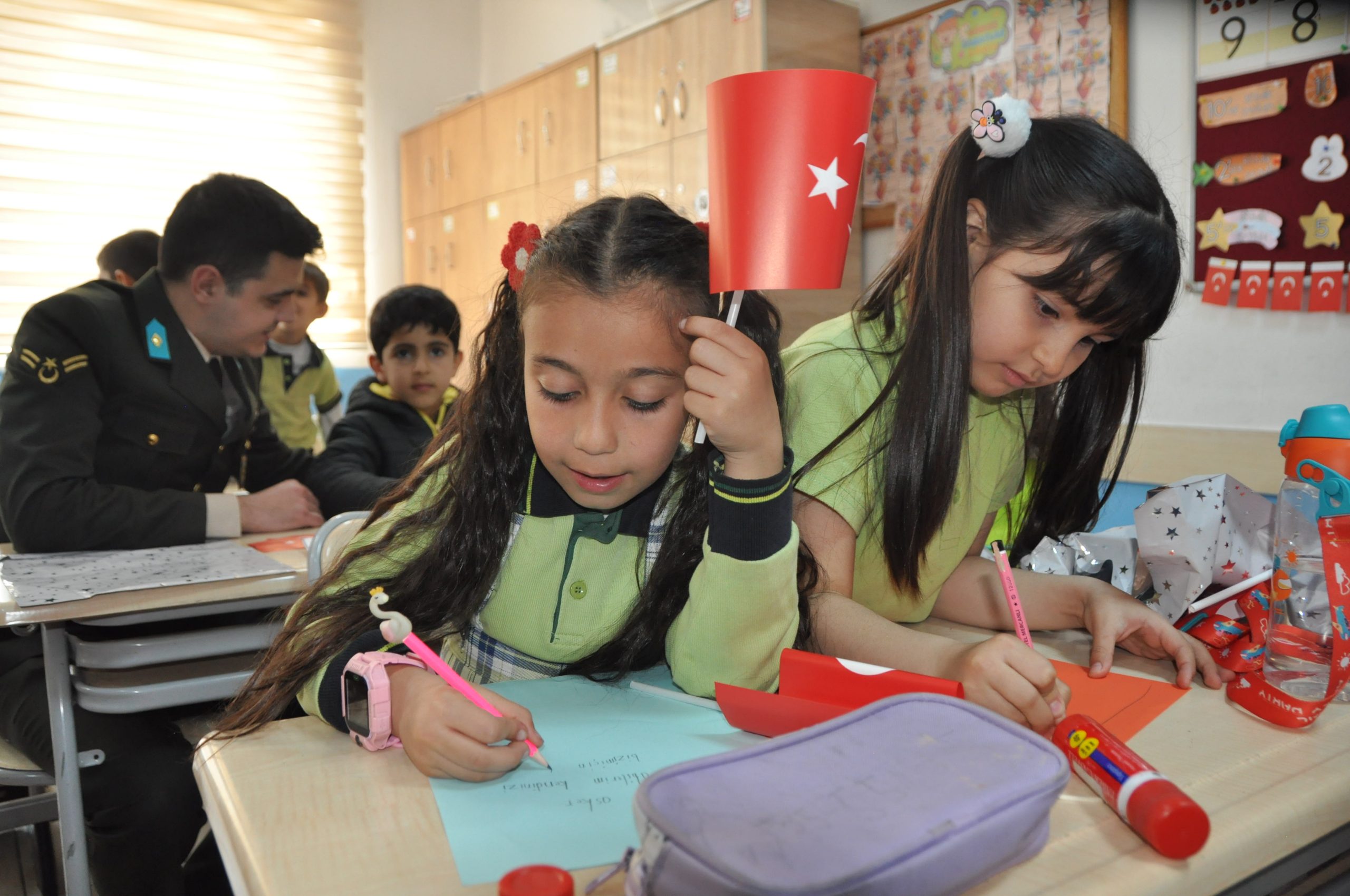 Mardinli 1'inci sınıf öğrencileri, ilk mektuplarını Mehmetçiğe yazdı