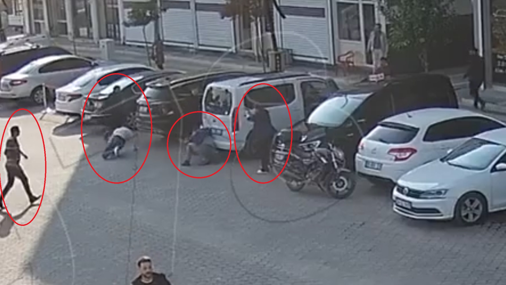 Saldırıya uğrayan kocasını tabancayla korumaya çalıştı 1 Saldırıya uğrayan kocasını tabancayla korumaya çalıştı