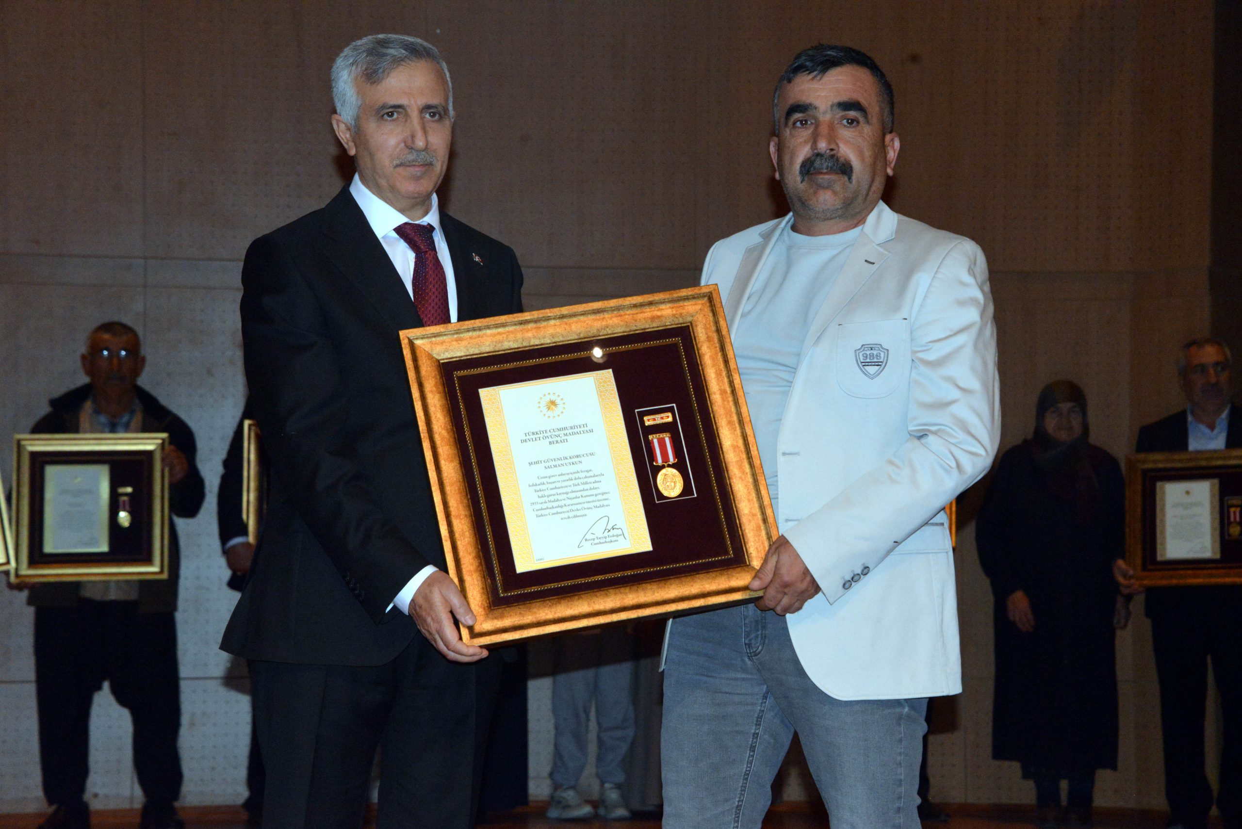 Şehit korucunun ailesine 32 yıl sonra madalya ve berat verildi 1 Şehit korucunun ailesine 32 yıl sonra madalya ve berat verildi