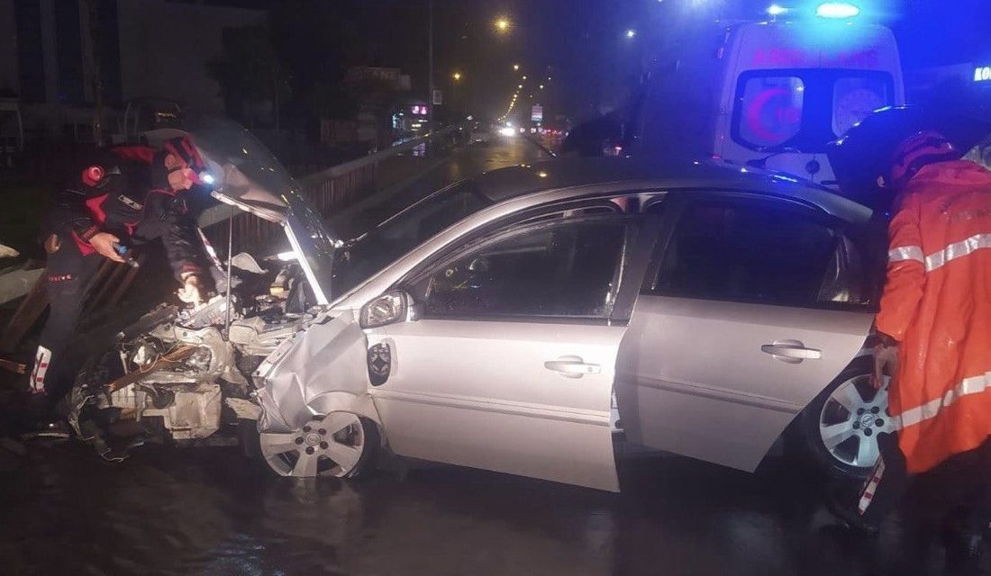 Kahramanmaraş’ta otomobilin refüje çarpması sonucu yaşanan kazada 2 kişi yaralandı.