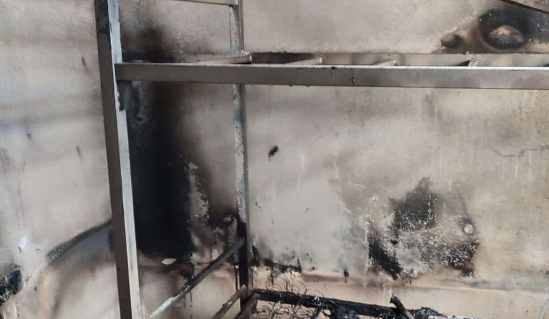 Göksun’da elektrik kontağı evi yaktı Kahramanmaraş’ın Göksun ilçesinde bir ikamette elektrik kontağından çıkan yangın maddi