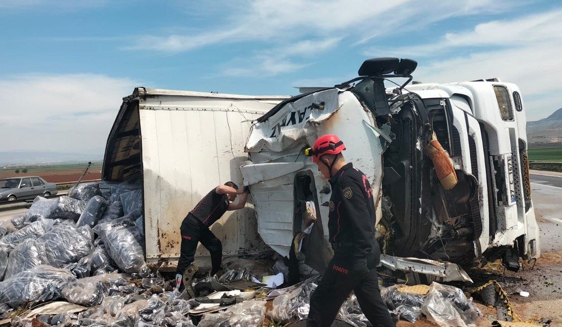 Kahramanmaraş’ta otobanda tır devrilmesi sonucu yaşanan kazada sürücü yaralandı.
