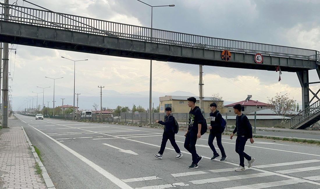 Özkan AYDIN/IĞDIR, – IĞDIR’da, 3 lisenin bulunduğu çevre yolu üzerine