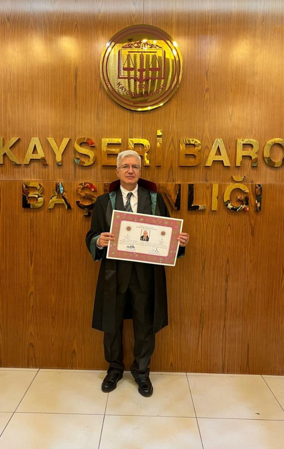 34 yıllık genel cerrah, sağlık çalışanlarına şiddet olayları artınca avukat oldu