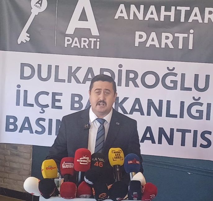 Anahtar Parti Dulkadiroğlu İlçe Başkanlığı, ilçe teşkilat binasında basın mensuplarıyla