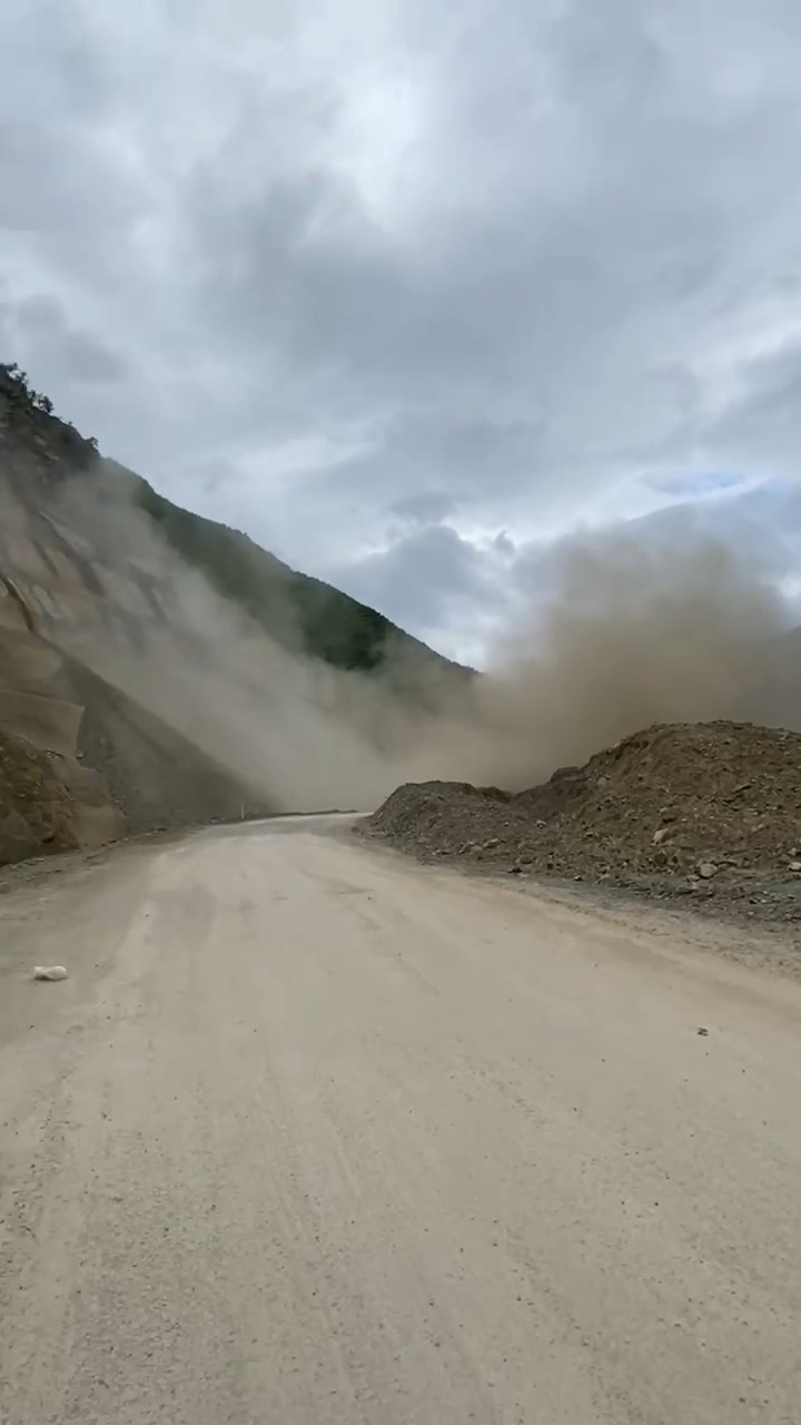 Artvin’de heyelan nedeniyle karayolu kapandı; o anlar kamerada / Ek video eklendi