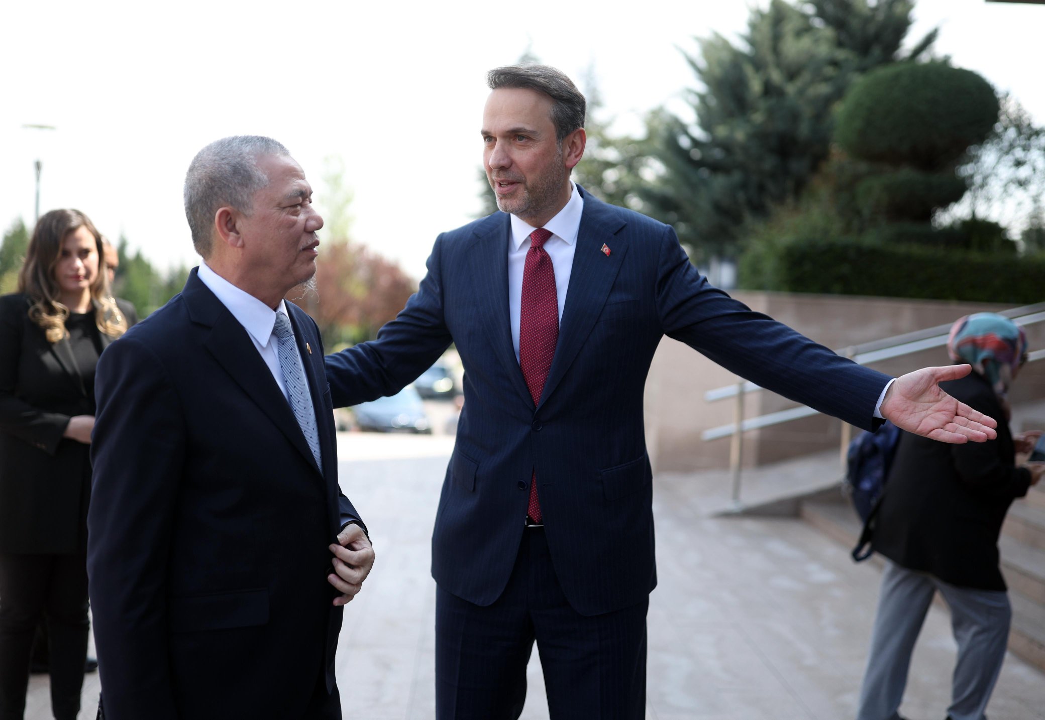 Bakan Bayraktar, Malezyalı mevkidaşı Yusof ile görüştü