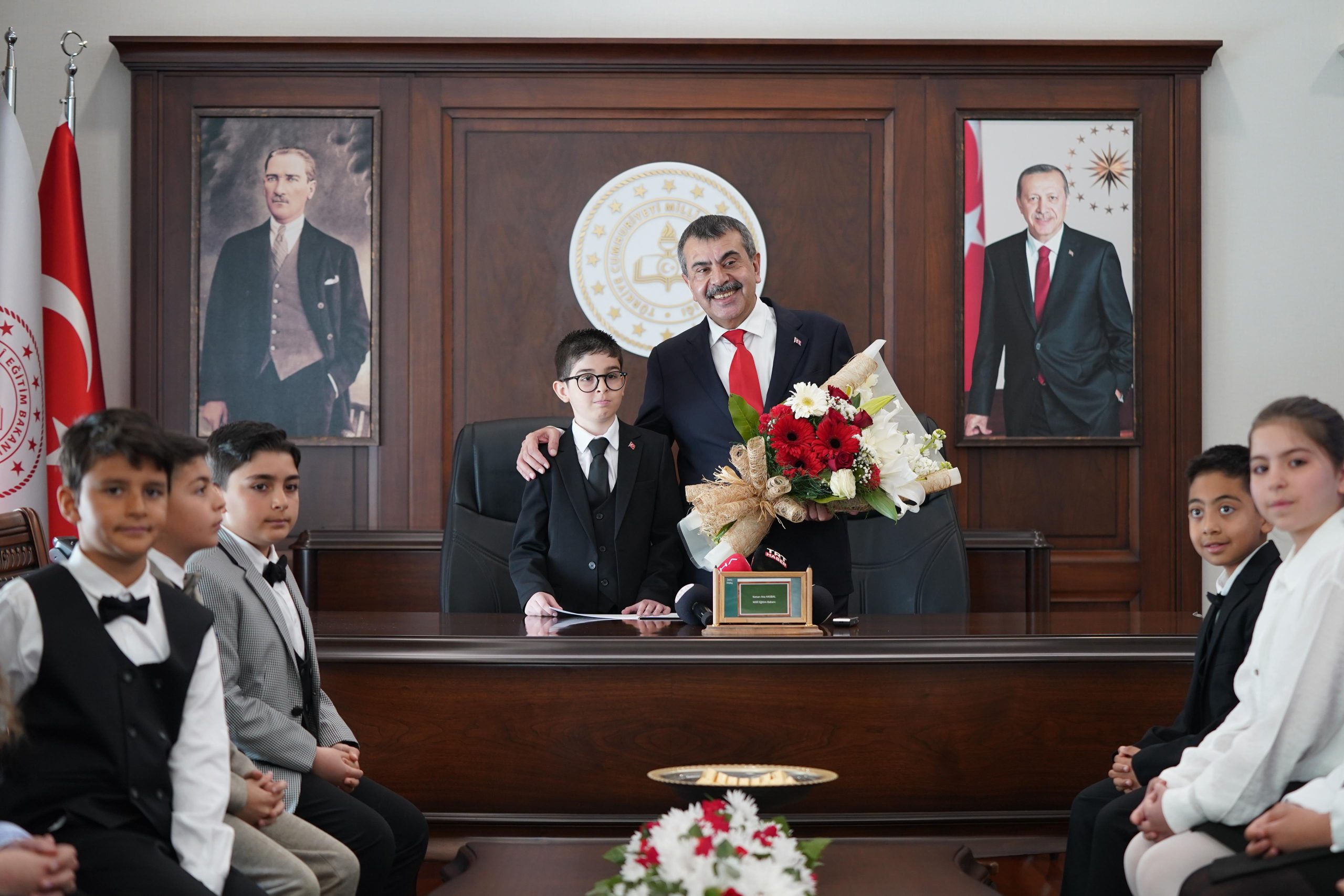Bakan Tekin, koltuğunu 11 yaşındaki Kenan Ata'ya devretti Bakan Tekin, koltuğunu 11 yaşındaki Kenan Ata'ya devretti