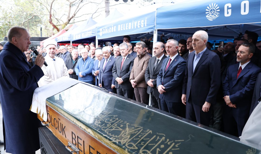 İLGİNİZİ ÇEKEBİLİR: Erzurum ve Kars’ta kar yağışı etkili oldu; yollarda