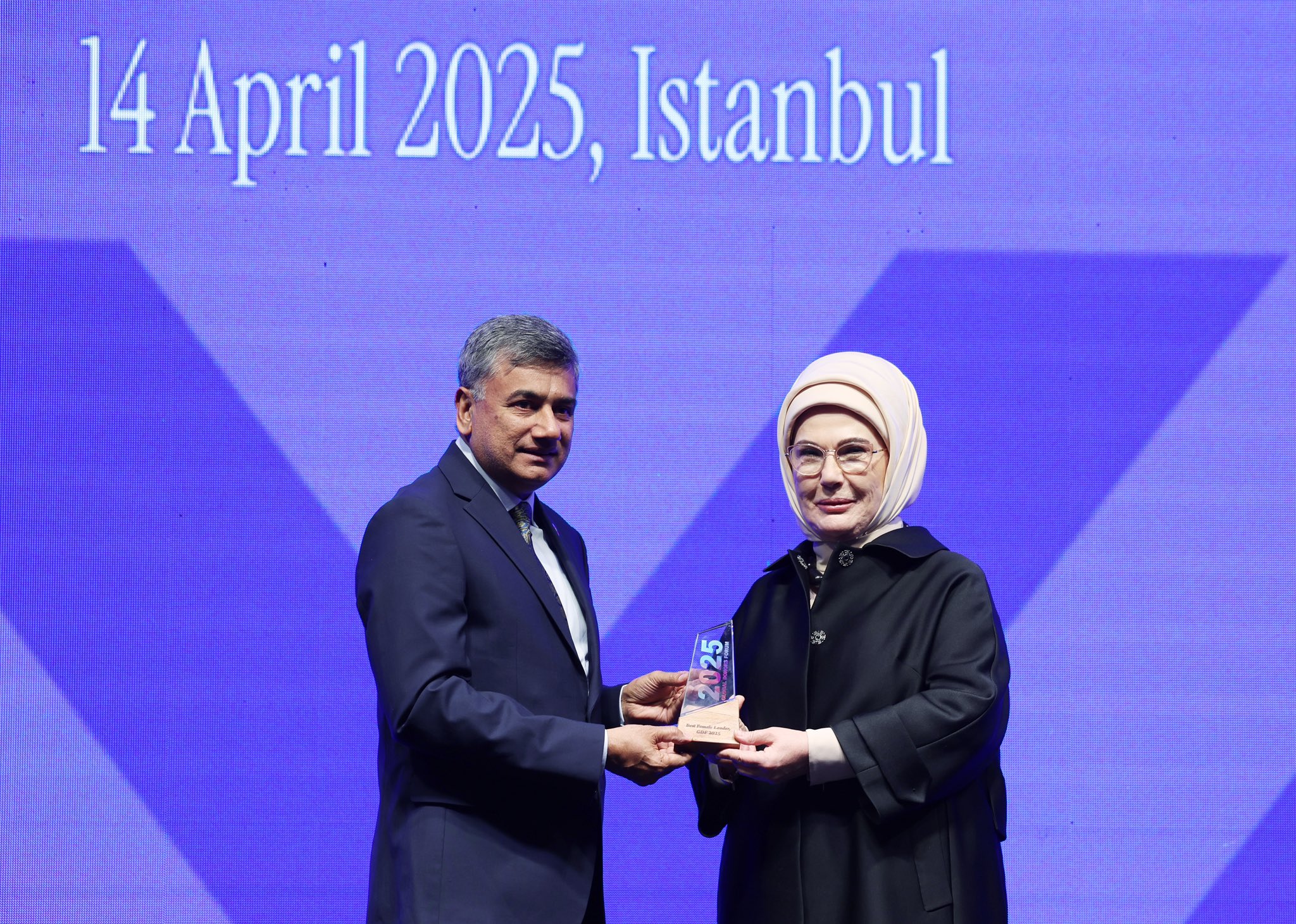 Emine Erdoğan'a Küresel Donörler Forumu'ndan 'En İyi Kadın Lider Ödülü' Emine Erdoğan'a Küresel Donörler Forumu'ndan 'En İyi Kadın Lider Ödülü'