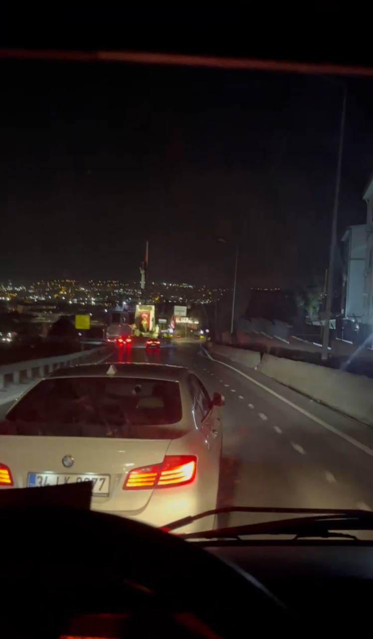 İstanbul Büyükçekmece'de yolunu kestiği minibüsün camını yumrukladı