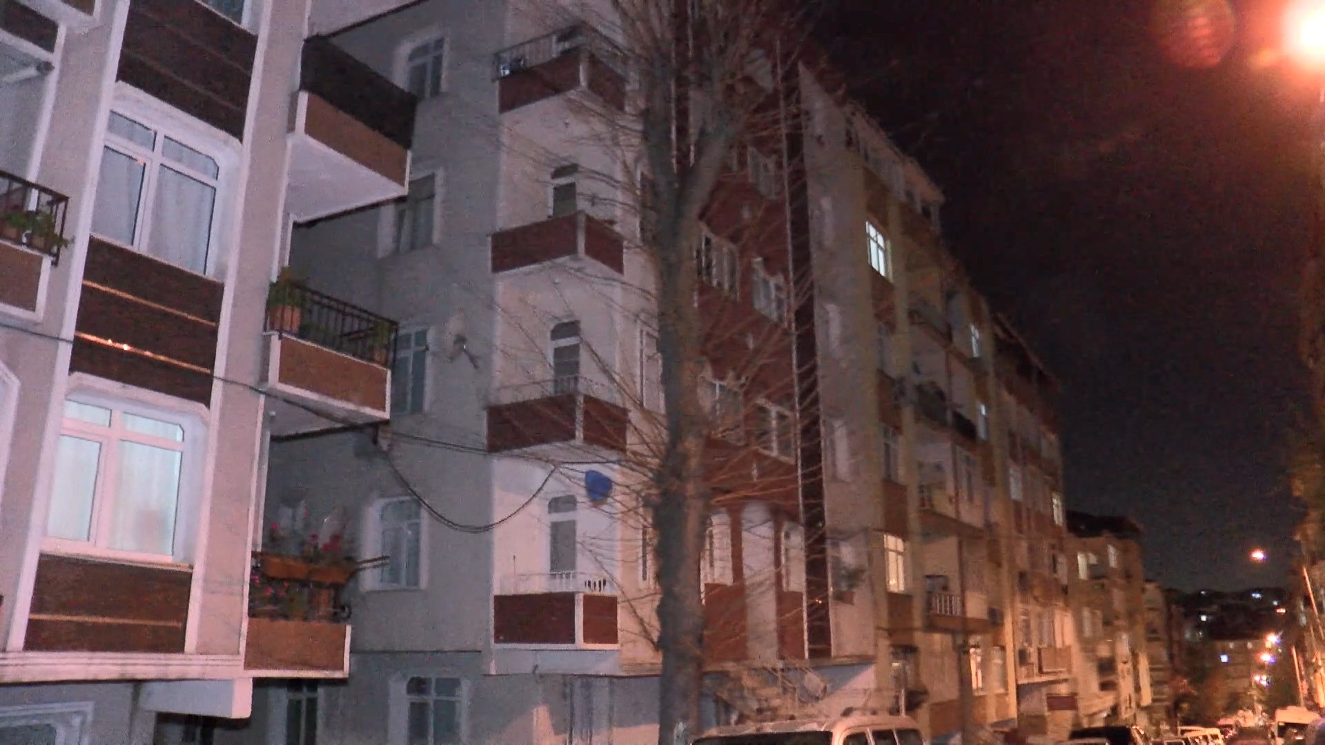 İstanbul Güngören'de 6 katlı apartman kolonlarından gelen sesler üzerine tahliye edildi